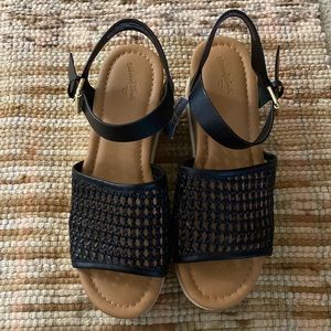 Universal Thread wedge sandal. Size 8.5